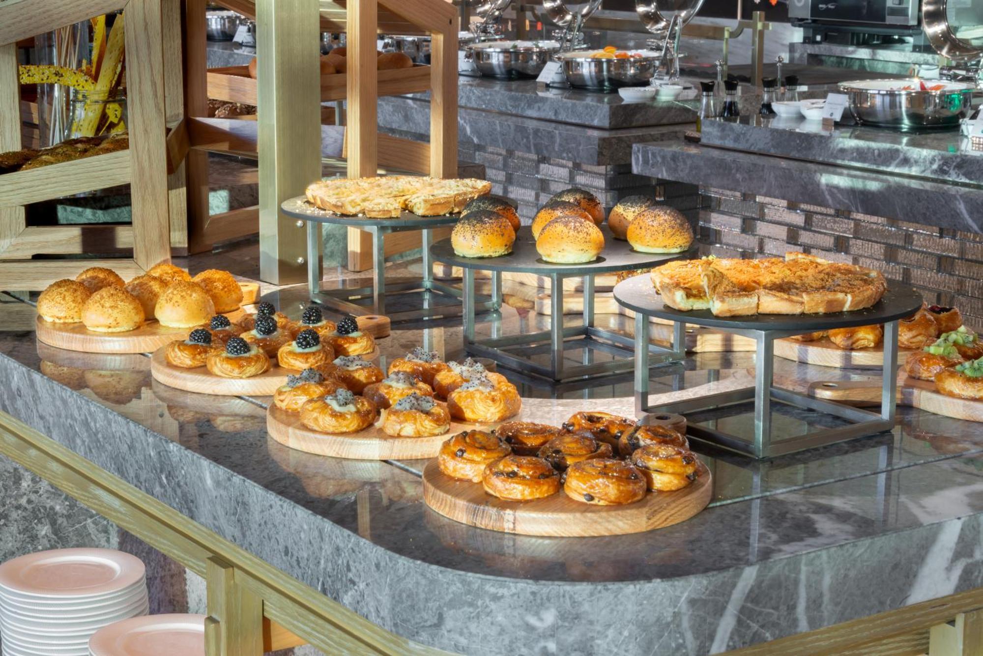 Narcissus The Royal Hotel Riade Exterior foto A selection of pastries